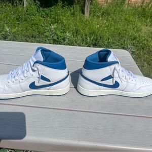 Nike Men's White and Blue Sneakers